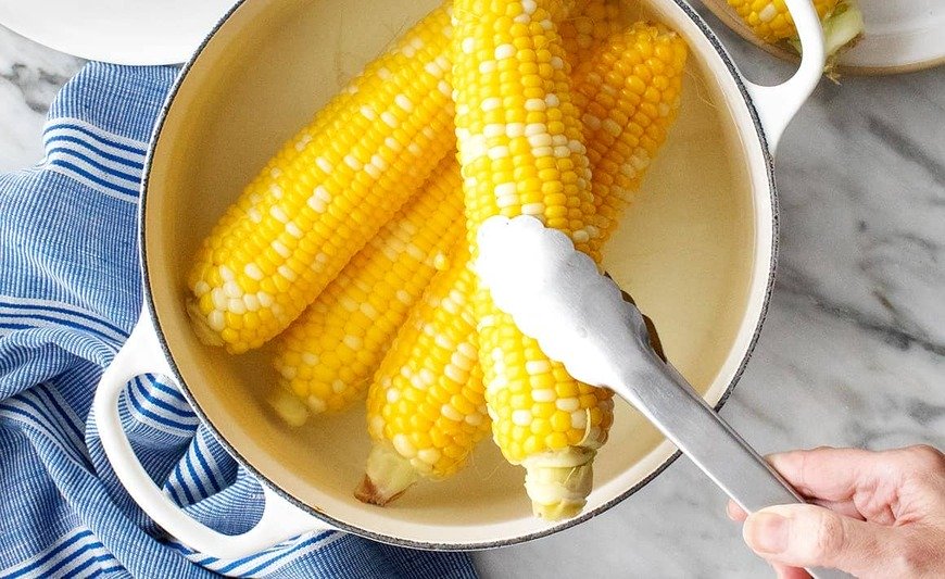 варена молода кукурудза
