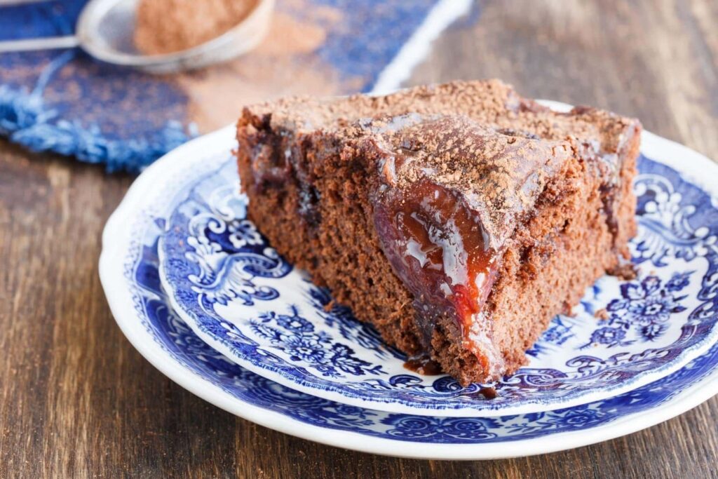 сливовий пиріг политий шоколадом