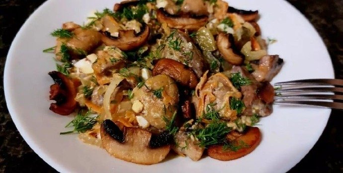 теплий салат з грибами