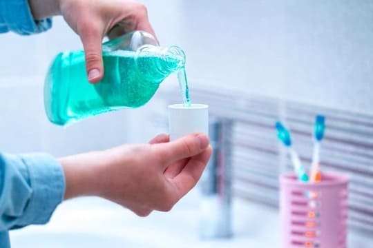 користуємось ополіскувачем для ротової порожнини