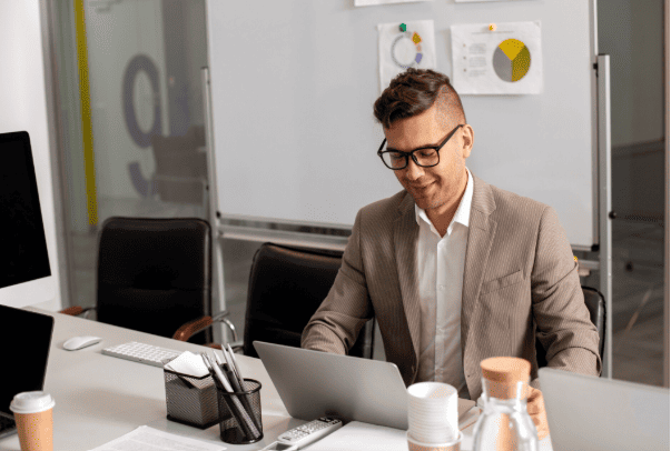усміхнений працівник на новій роботі в офісі